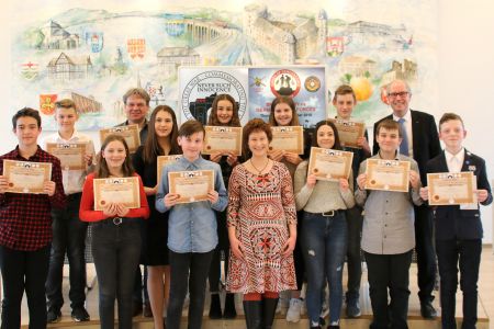Landrat Manfred Müller (hinten ganz rechts im Bild) zeichnete (von links nach rechts) Filip Rudan, Ronja Neisemeier, Joey Collins, Projektleiterin und Englischlehrerin Christine Bentler, Giuliana Viale, Quentin Hübner, Lucas Wensel (hinten von links nach rechts) Elias Schröter, Schulleiter Dr. Siegfried Martini, Annabell Anderson, Lena Reermann, Nele Gutzmann, Leo Herwig, für ihre Friedensaktion aus  Auszeichnung der Gesamtschule Elsen für Friedensaktion